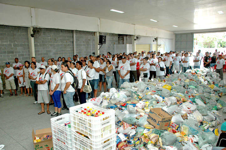 Voluntários coletam alimentos em diversos bairros que são armazenados e na sede do Sindicato