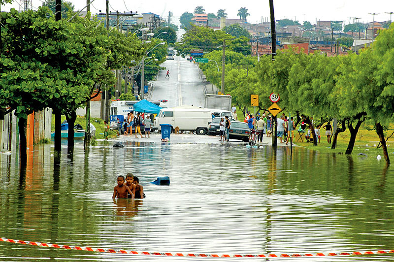 Parque Vitória Regia, zona norte da cidade, é um dos bairros que mais sofre com as chuvas; dezenas de casa estão alagadas