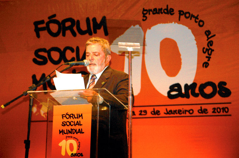 Lula subiu ao palco aos gritos de: 'Lula, guerreiro, do povo brasileiro