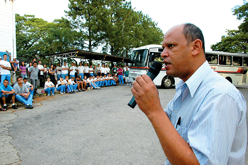 Ademilson Terto, presidente do Sindicato, durante assembléia na YKK