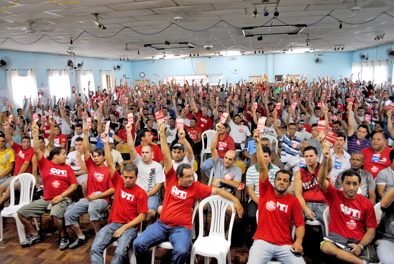 Dirigentes sindicais da CUT lideram votação em assembléia para modificar estatuto