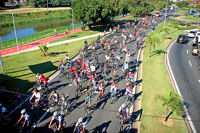 Ciclistas pedalaram pela avenida Dom Aguirre até o Parque das Águas