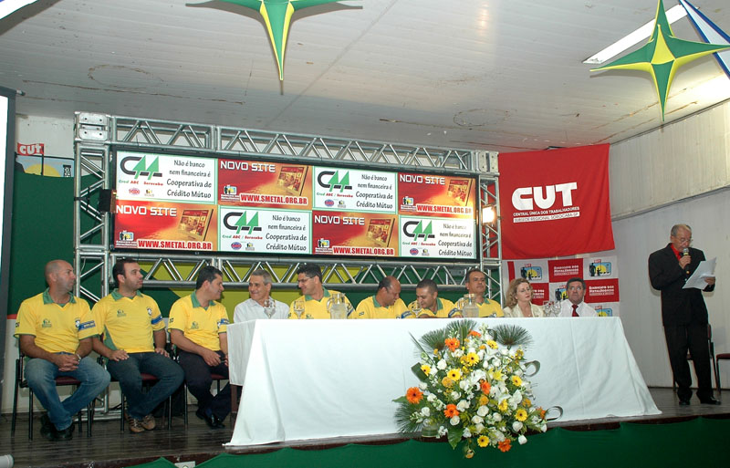 Diretoria executiva do Sindicato (de amarelo), João B. de Almeida Jr, da prefeitura; Iara Bernardi, do Mec; e o deputado Hamilton Pereira