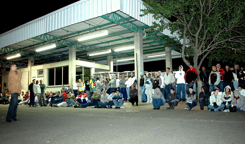 Trabalhadores participam de assembléia na porta da fábrica