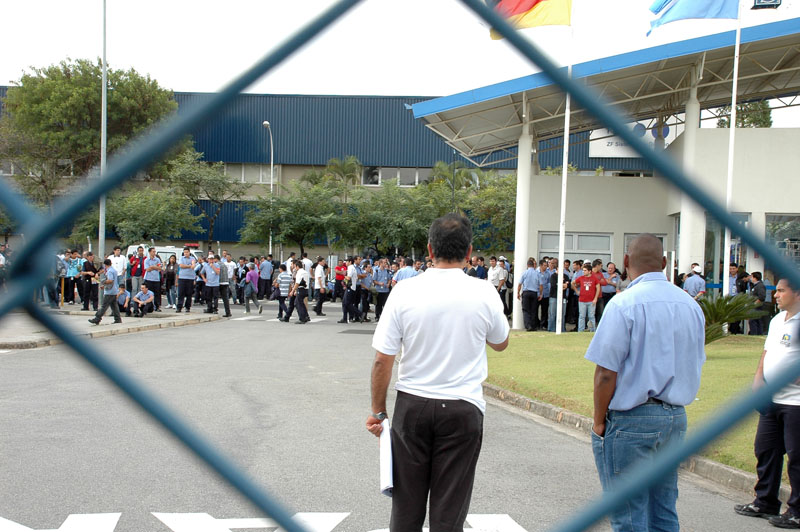 Sindicalistas conduzem assembléia com os trabalhadores na portaria da fábrica