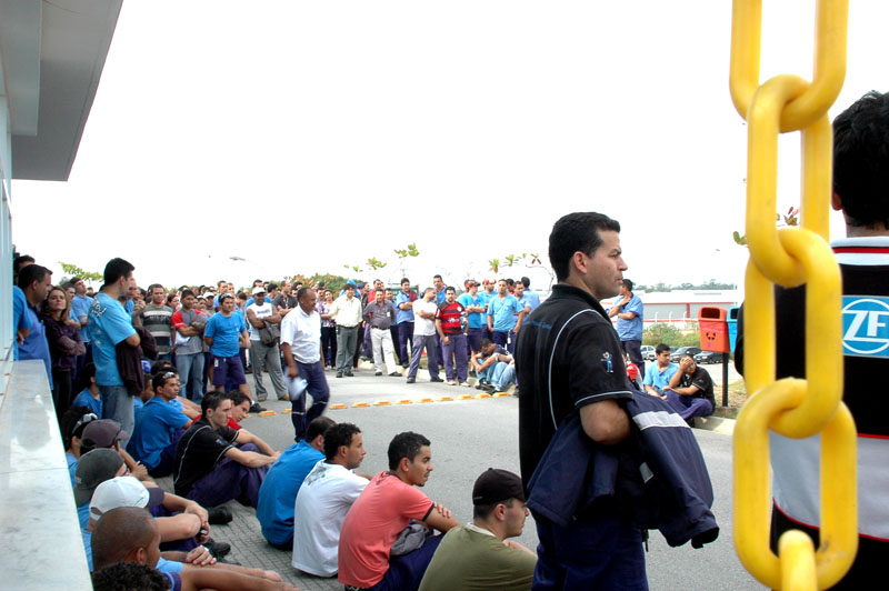 Trabalhadores participam de assembléia conduzida pelo Sindicato no começo da tarde desta terça, 18; proposta foi aprovada