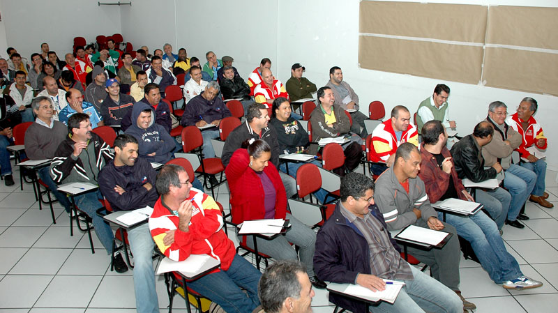 Dirigentes sindicais participam de palestra ministrada no 1° dia do evento, antes da abertura das discussões