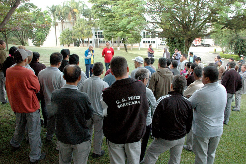 Os dirigentes sindicais Joselito Mansinho e Sérgio João conduziram assembléia com os trabalhadores