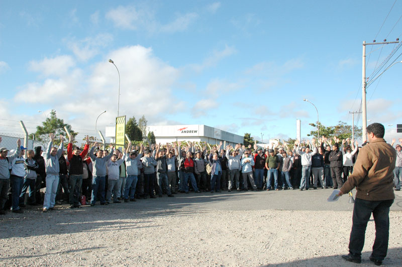Trabalhadores, em frente a fábrica, votam proposta apresentada pelo dirigente sindical Adilson Faustino, o Carpinha