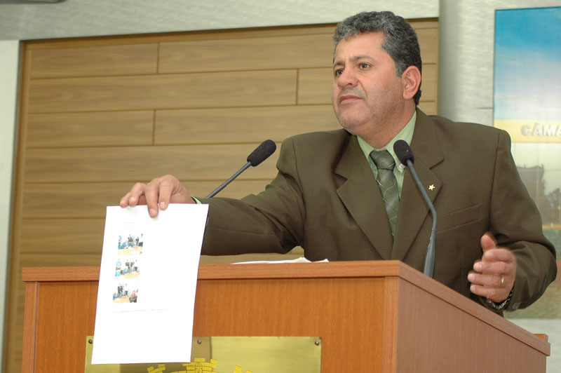 Izídio mostrou fotos da assinatura de um TAC (Termo de Ajuste de Conduta), de 2003, entre prefeitura e Cetesb para resolver a questão do lixo