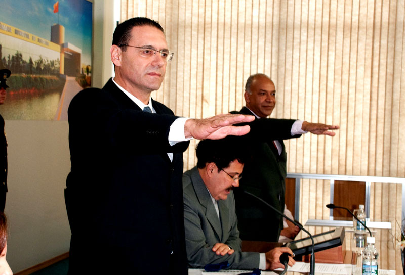 Prefeito Vitor Lippi (1° plano) ao lado do vereador Martinez (sentado) e do vice-prefeito José Ailton durante cermônia de posse do seu 2° mandato