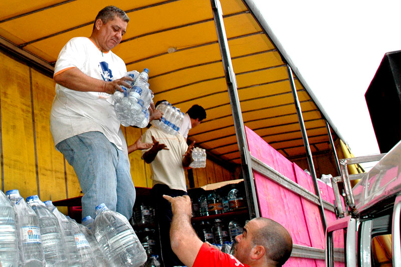 Antônio de Farias, o Kuruka, um dos coordenadores da campanha, ajuda no carregamento da carreta, que levará 25 toneladas de donativos