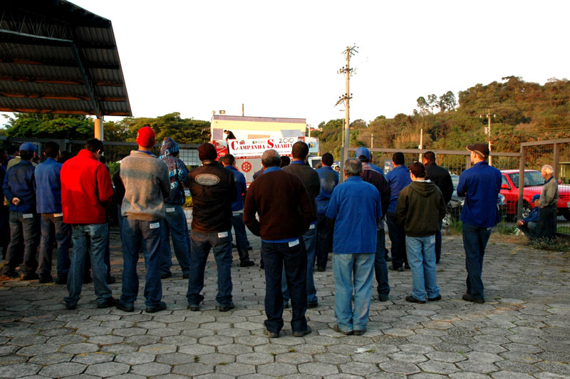 Trabalhadores da Barros Monteiros (foto) estão entre os que já participaram de mobilização na porta da fábrica