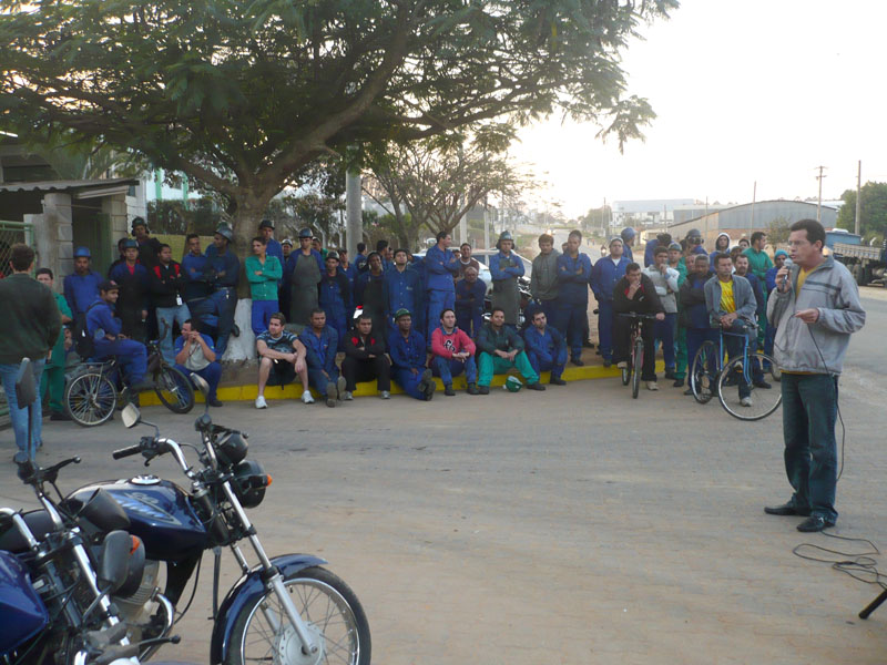 Trabalhadores participam de assembleia na porta da fábrica conduzida pelo Sindicato em protesto