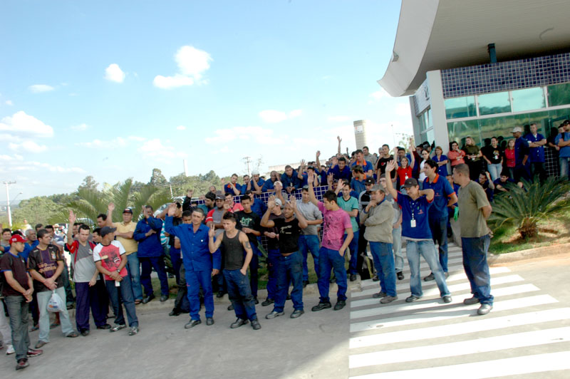 Trabalhadores da Tecforja mobilizados na portaria da empresa durante uma das assembleias de votação do PPR de 2010