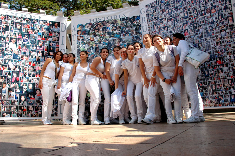 Grupo de estudantes de enfermagem da escola Irmã Dulce aproveita passagem pelo centro para ver mostra e posar para foto