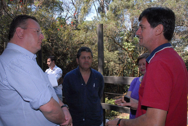 Secretário Laino (esq.) e vereador Izídio (centro) durante visita à cooperativa de reciclagem em Diadema
