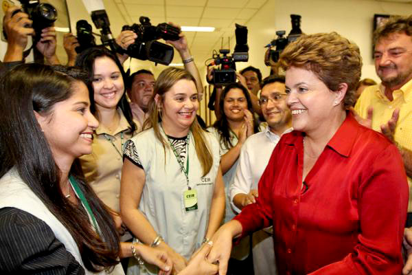 Dilma Rousseff, primeira mulher com chances reais de se eleger presidente do Brasil, cumprimenta eleitoras durante campanha