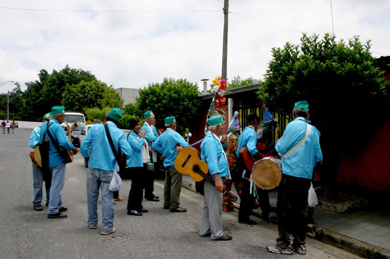 Folia para em frente residência no Jardim Gauíba a espera de ser recebida para fazer cantoria