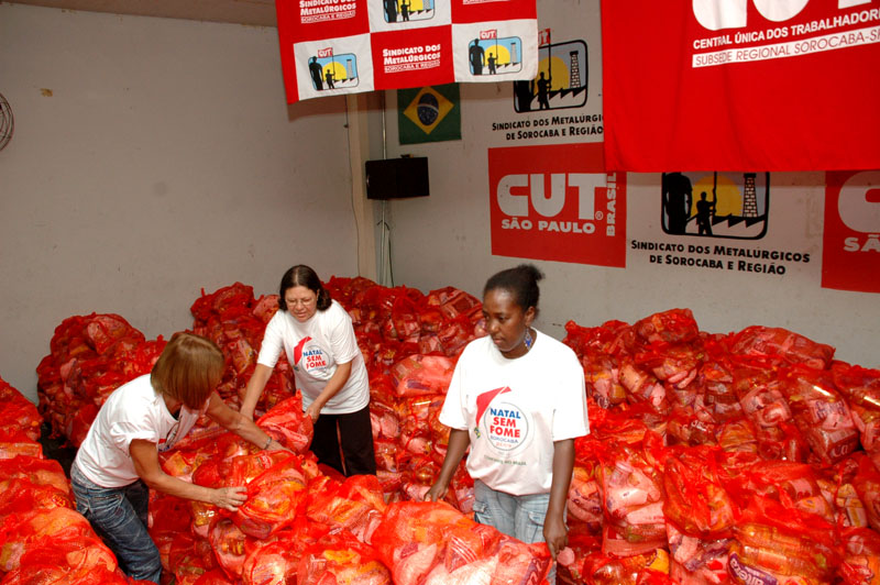 Voluntários trabalham no empacotamento de mantimentos no Sindicato dos Metalúrgicos durante campanha do ano passado