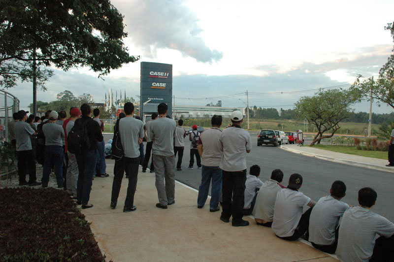 Trabalhadores da CNH/Case na portaria da fábrica durante assembleia organizada pelo Sindicato dos Metalurgicos de Sorocaba e Região