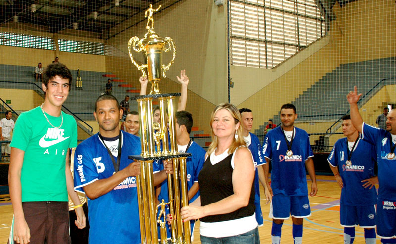 O filho Reinaldo Júnior (à esq.) e a viúva Marlene participam da premiação da final da última Taça Papagaio, em 2009