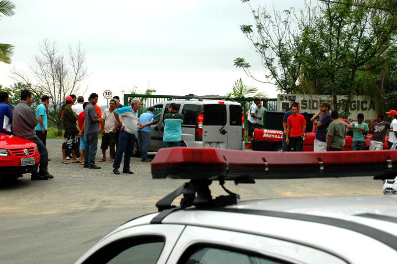Polícia Militar acompanhou movimentação dos trabalhadores na porta da fábrica na manhã desta sexta-feira [3]