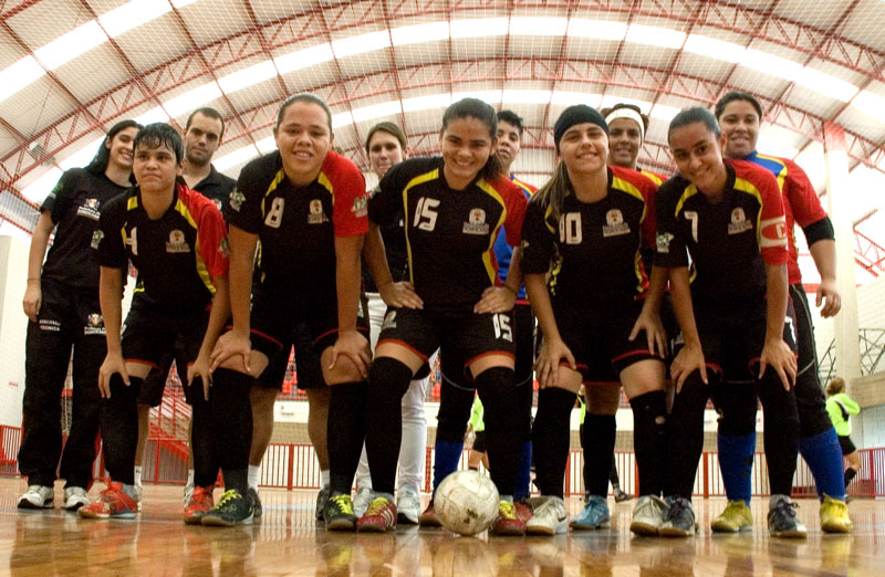 Seleção sorocabana de futsal feminino foi atração na preliminar do jogo da decisão entre YKK-AP e Iperfor