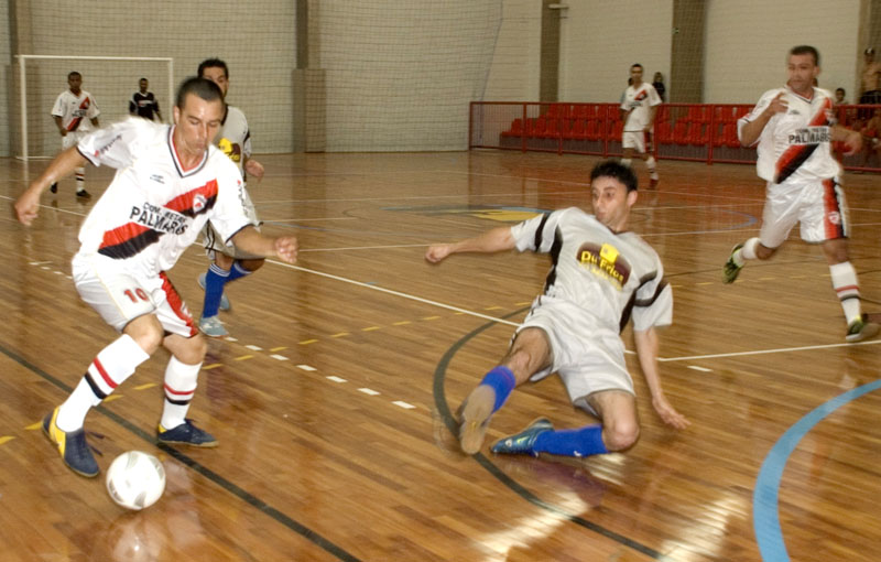 Ataque da Iperfor obriga artilheiro Tiago a jogar de zagueiro [foto], mas Tiago se recupera, marca duas vezes, assume artilharia e dá título à YKK