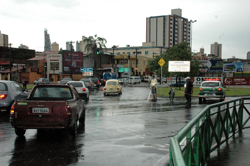 Fechamento da marginal deixa o trânsito caótico em toda a região central da cidade; na rua Leopoldo Machado [foto] é onde o trânsito mais congestiona