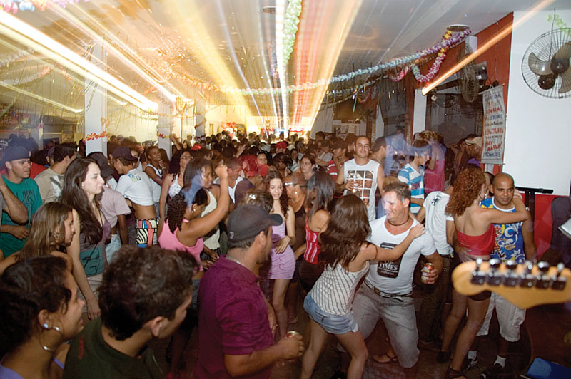 Primeiro grito de carnaval (foto) deste ano no clube de campo reuniu aproximadamente mil pessoas