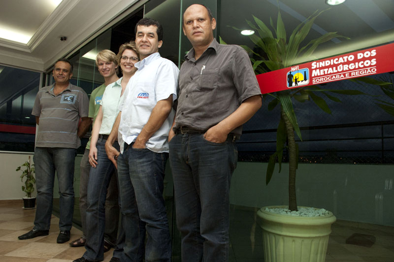 Da esquerda para direita: João Evangelista, Lucas de Souza, Nina Berg, João Cayres e Ademilson Terto durante visita da sindicalista alemã a Sorocaba