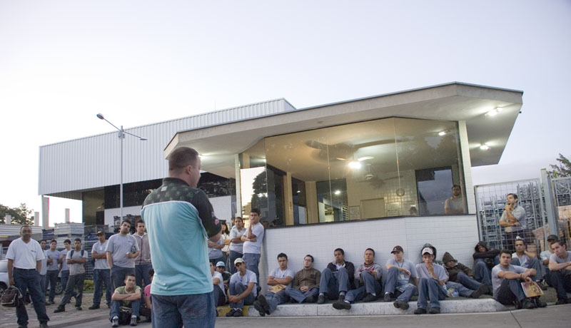 O dirigente sindical Alessandro Marcelo comanda assembleia com trabalhadores na portaria da Difran