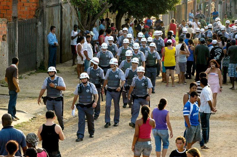 Polícia já esteve no local e despejou seis famílias; agora a meta do empresário é tirar todo mundo