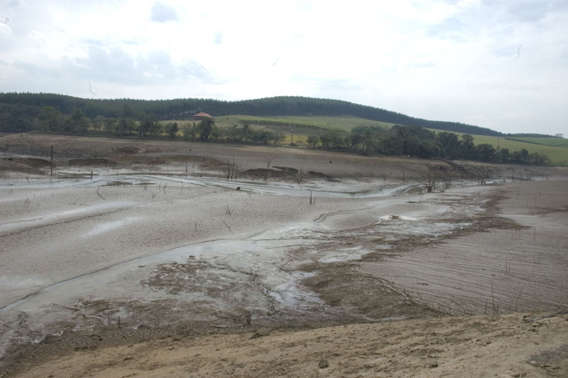 Represa ficou praticamente seca e peixerem morreram na lama após o esvaziamento no início de junho