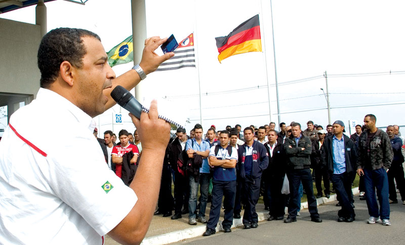 O dirigente sindical Clériston Pereira conduz assembleia com os trabalhadores do Grupo ZF em Sorocaba