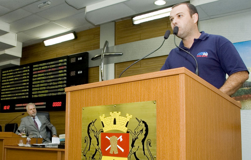 Alex Fogaça, diretor do Sindicato e funcionário da Satúrnia, usa tribuna da Câmara para explicar preocupações dos trabalhadores
