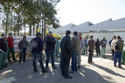 Trabalhadores se revezam em plantão em frente à fábrica, na busca por informações, desde a semana passada