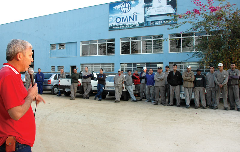 O dirigente sindical Joselito Mansinho conduz assembleia com os trabalhadores da metalúrgica Omni