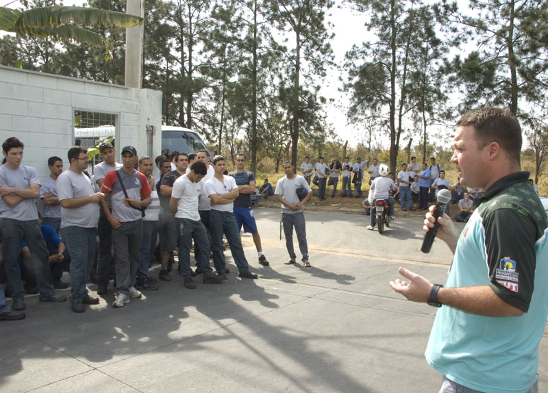 Sindicato realizou assembleia de mobilização hoje (8) na Difran. Na foto, Alessandro Marcelo Nunes, dirigente do Comitê Sindical na empresa