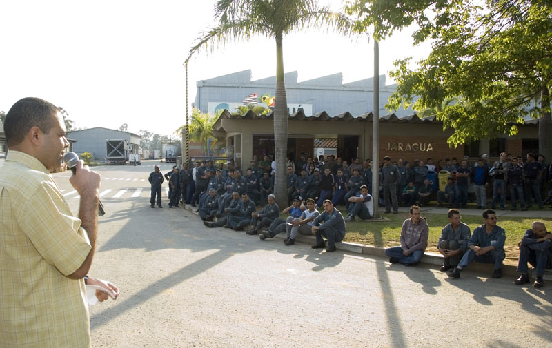 Hoje, dia 9, foi a vez dos metalúrgicos da Jaraguá contribuírem com a campanha, participando de mobilização sindical em frente à fábrica