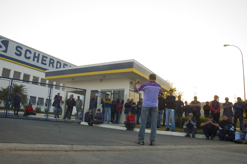 Em Sorocaba, metalúrgicos fazem negociações e mobilizações por fábrica para obter reajustes maiores. Na foto, assembleia na Scherdel nesta terça, 20