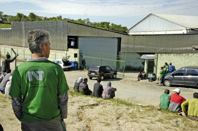 Trabalhadores da Nova Tamboré cruzaram os braços hoje para negociar reajustes salariais