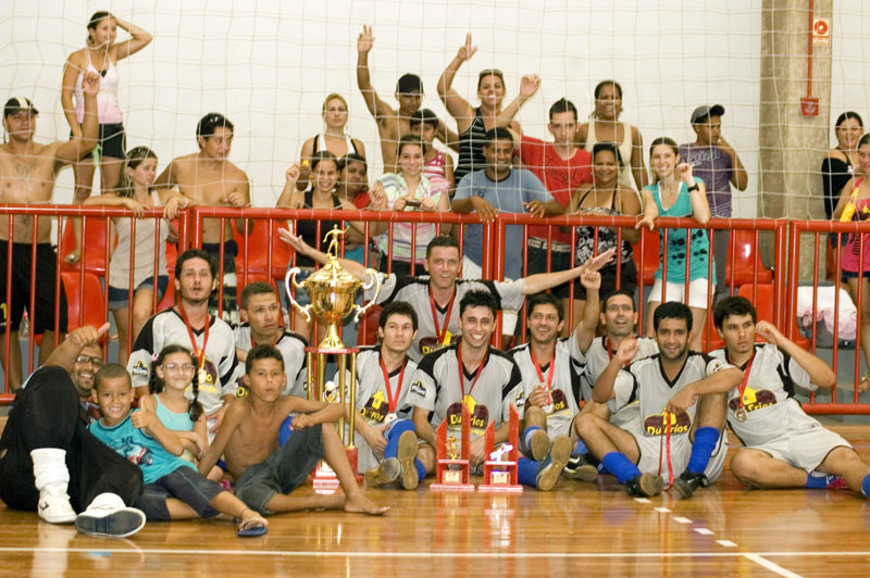 Time da YKK-AP durante comemoração da conquista da última Taça Papagaio em dezembro do ano passado