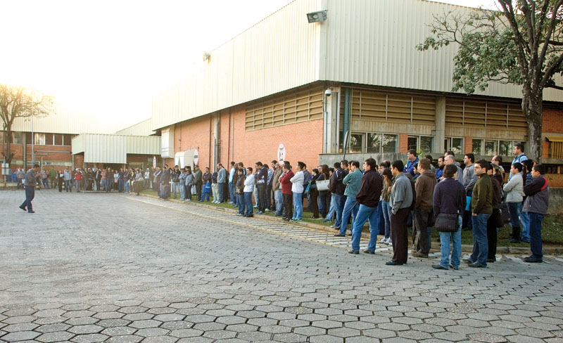 Assembleia de trabalhadores que aprovou proposta de acordo foi realizada pelo Sindicato na porta da fábrica nesta terça, dia 18