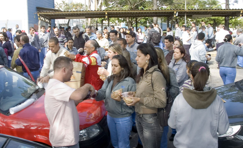 Hoje, trabalhadores lancharam e almoçaram em frente à fábrica à espera da abertura de negociações