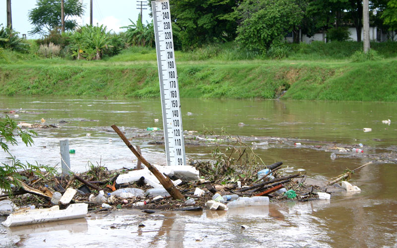 Régua que marca nível das águas do Sorocaba virou escora para o lixo que rodava pela correnteza após a chuva desta quinta (1º) à tarde
