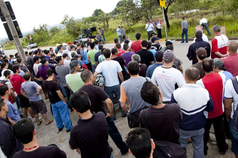 Empresa e Sindicato negociam hoje a tarde; amanhã de manhã haverá assembleia de avaliação em frente à fábrica