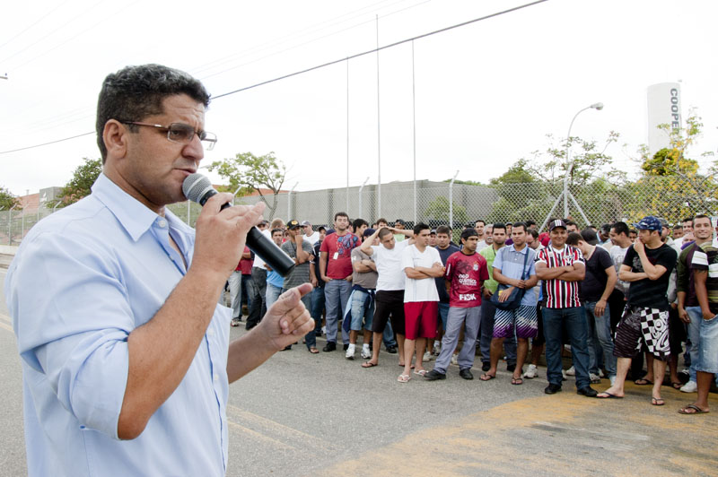 Adilson Faustino, diretor de organização do Sindicato, durante assembleia ontem na Apex Tool