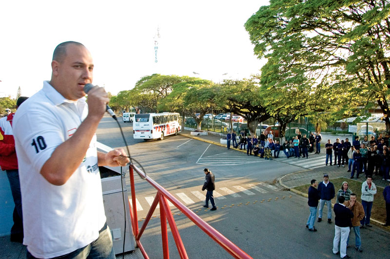 O dirigente sindical Ozeias Carlos Beltramo (foto) durante assembleia na Metso logo após acidente